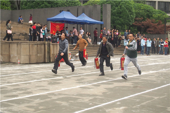 后勤处各科室老师也参与其中