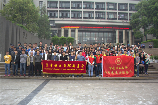 工作人员和参赛同学合影留念